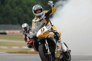 Mid-O 09 Eslick celebrates Eslick does another of his popular burn-outs after winning the Daytona SportBike race Sunday. (Larry Lawrence photo)