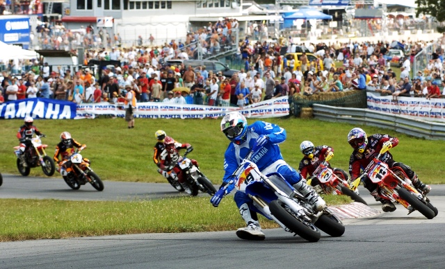 SuMo 3 Doug Henry leads before a big crowd at a 2005 AMA Supermoto event in Waterford, Mich. (Larry Lawrence photo)