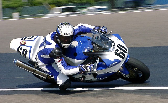 Greg Fryer on his eye-catching Yamaha Superbike at Brainerd in 2002. (Larry Lawrence photo)