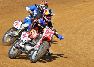 Peoria - Beach race J.D. Beach (95C) and Jeffrey Carver (24P) battled to the wire in Pro Singles. (Larry Lawrence photo)
