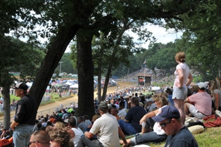 Peoria - crowd There was another big crowd at Peoria on Sunday. (Larry Lawrence photo)