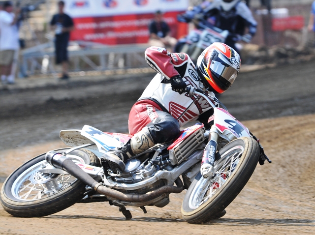 Carr slide Chris Carr backing in his DFW Honda at the Springfield Short Track. (Larry Lawrence photo)