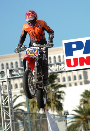 Pearce-sm Pearce jumping the Honda CR500 at Las Vegas later in 2004. (Larry Lawrence photo)