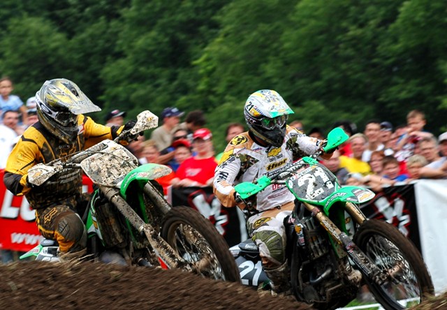 Stewart&Roncada-sm James Stewart (259) and Stephane Roncada (21) battle for the lead at the Unadilla 125cc National in 2004. (Larry Lawrence photo)
