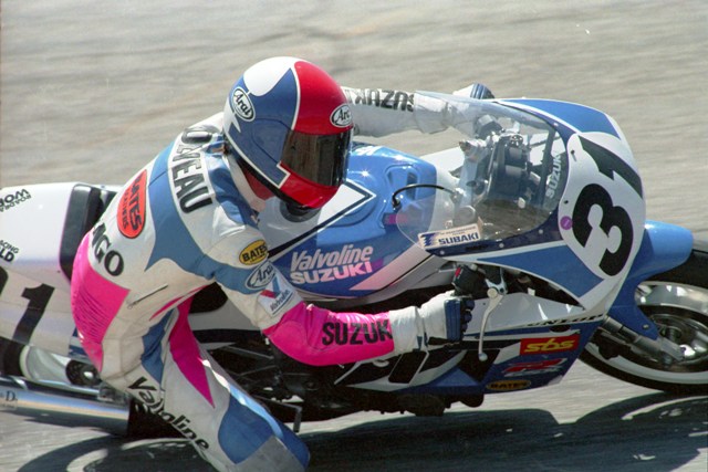 Dave Deveau corners his Team Hammer-supported Suzuki in a WERA Pro race at Willow Springs Raceway in April of 1991. Larry Lawrence photo)