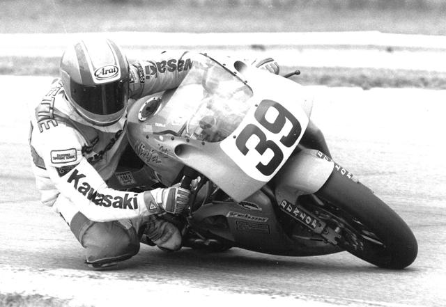 Jacques Guenette Jr. corners his factory Kawasaki ZX-7 en route to finishing ninth on his factory Kawasaki Superbike at Mid-Ohio in 1991. (Larry Lawrence photo)