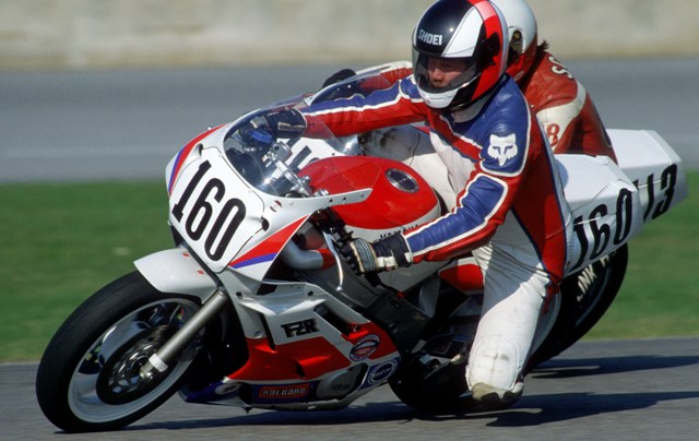 Slaughter, Frank - Daytona 1989-sm Frank Slaughter races Mike Scott into turn one in the 1989 Daytona AMA 600 Supersport race. (Larry Lawrence photo)