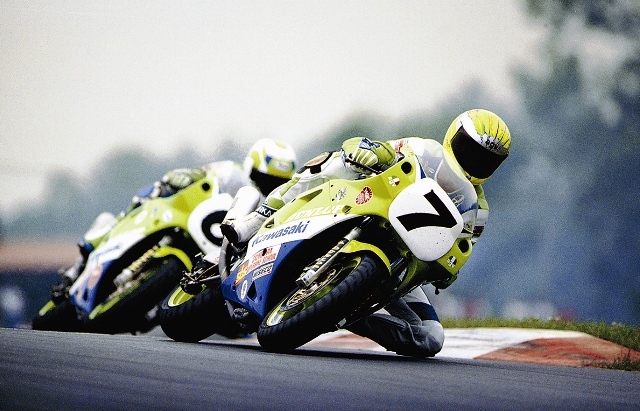 Scott Russell leads Muzzy Kawasaki teammate Doug Chandler at the 1990 Mid-Ohio 750 Supersport final. (Dunlop press kit photo)