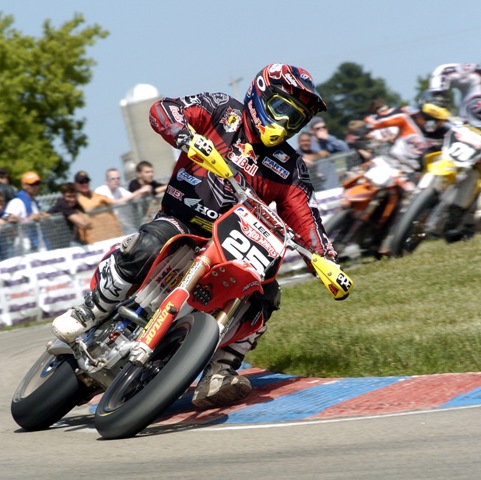 Troy Lee racing a Hot Wheels-sponsored Honda Supermoto Lites machine in Shawano, Wis., during the summer of 2006. (Larry Lawrence photo)