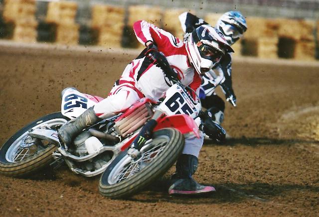 Bunch, Kris Kris Bunch slides Kevin Snyder’s Honda in qualifying for the 2008 Springfield TT. Bunch missed making his first Grand National by a single position that night. (Larry Lawrence photo)