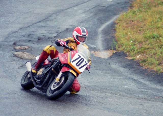 Loudon 3 Chris Hughes shows how to race on a wet track. Dragging his knee though the wet turn at Loudon in July of 1986. (Photos by Larry Lawrence)