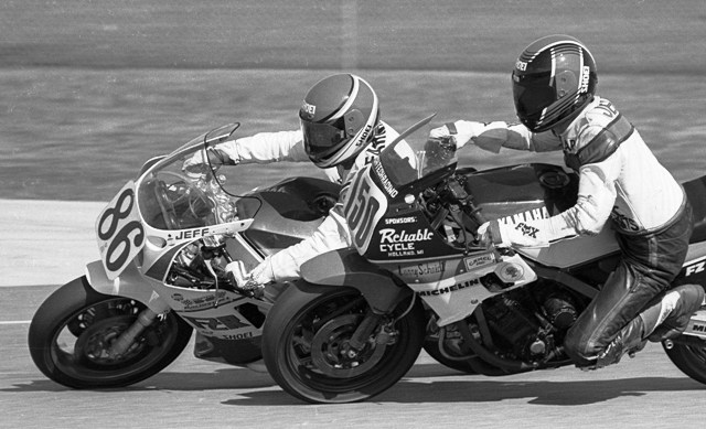 Jeff Farmer (86) is ruthless in squeezing in on Larry Jeurink and making a pass during the 1987 Daytona 200. (Larry Lawrence photo)