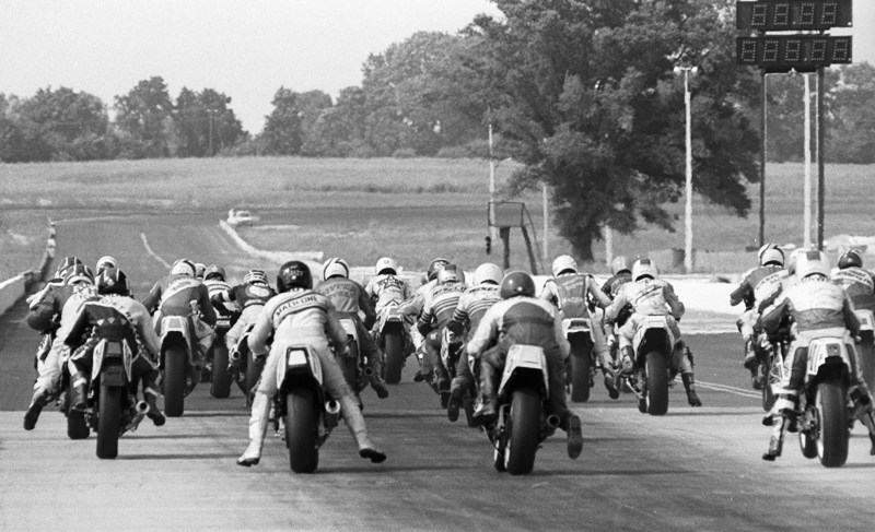 Memphis SB start - 1987 Riders launch down the long front straight at Memphis Motorsports Park at the AMA Superbike Championship round there in August of 1987. (Larry Lawrence photo)