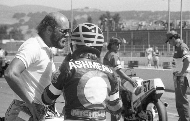 Mechanic Gary Medley talks to his rider John Ashmead before the start of the 1986 Sears Point AMA Superbike race. (Larry Lawrence photo)