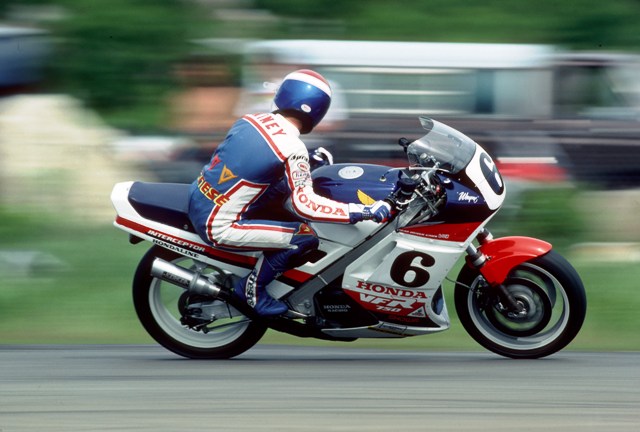 Wayne Rainey looks back to see where his competition is during the 1986 Loudon Superbike race. It’s likely that Rainey had to look a long time to find anyone since he totally dominated the race on his factory Honda VFR750, winning by over 13 seconds. (Rich Chenet photo)