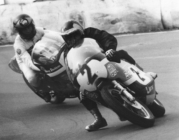 Lawwill, Mert - '73 TA Mert Lawwill betrays his flat track roots as he corners his Harley-Davidson foot down in the popular Anglo-American Transatlantic Match Races at Mallory Park in 1973. Behind Lawwill is Gary Fisher racing with a helmet borrowed from Barry Sheene. (Jim Greening photo)