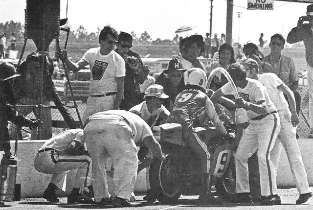 Nixon pits Bob Hansen’s crew crowds around Gary Nixon’s factory Kawasaki KR750 during a pit stop in the 1972 Daytona 200. (Courtesy DIS)