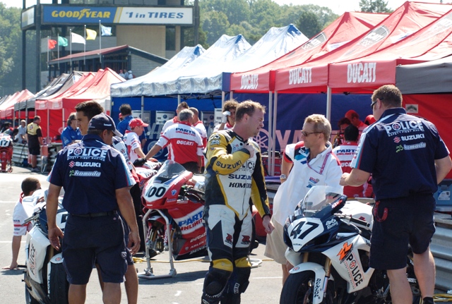 Chris "Opie" Caylor talks with former world champ Kevin Schwantz on pit road during the Honda Super Cycle Weekend at Mid-Ohio Sports Car Course in August of 2006. (Larry Lawrence photo)