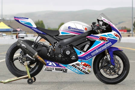 ELENA_MYERS_BIKE 2011-sm Elena Myers will campaign a brand new 2011 GSX-R600 decked out with special SuzukiScoopFans facebook graphics.