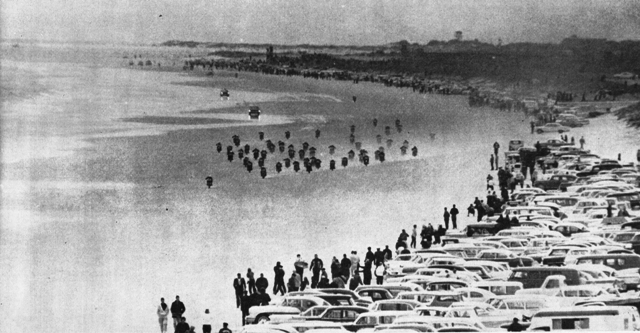 Daytona Beach 200 start shot-sm When the Daytona 200 was held on the beach the crowds were huge, but hard to control.