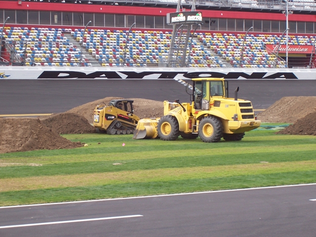 Daytona SX contrustion '11 - sm New to the Ricky Carmichael Signature Design this year will be the placement of the starting gate, which will be located on pit road and provide fans with a great view of the first turn. The finish line will remain in the center of the track alongside the tri-oval near the fans.