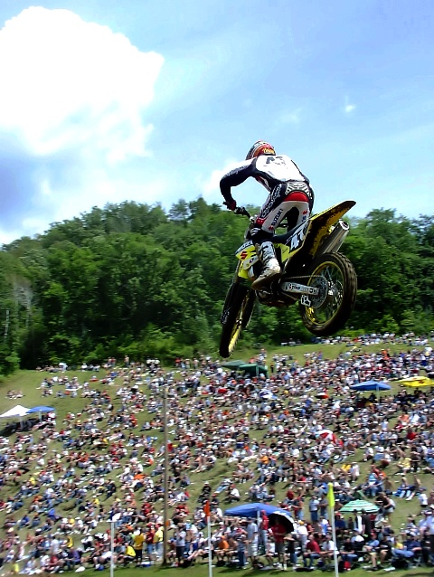 Factory Suzuki rider Brian Gray caught mid air making a huge jump at Spring Creek Motocross Park in Millville, Minnesota, in 2004. (Larry Lawrence photo)