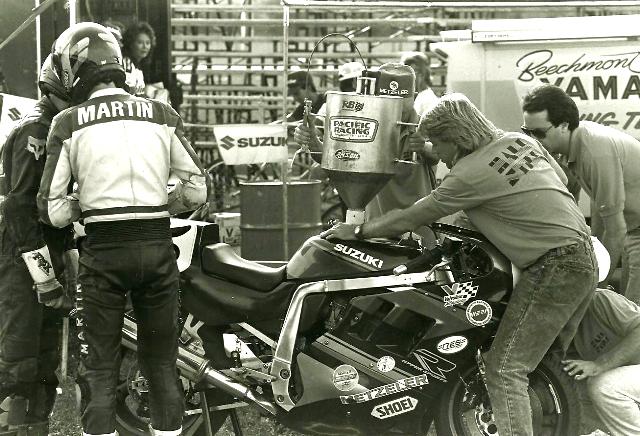 Michael Martin gives Hall ‘N Still Racing endurance teammate Bruce Baldus the lowdown on the bike and track conditions during a pit stop at a WERA National Endurance race at Indianapolis Raceway Park. Hall ‘N Still, a team co-founded by Kurt Hall and Jim Still, was one of the leading endurance squads of the early 1990s. (Larry Lawrence photo)