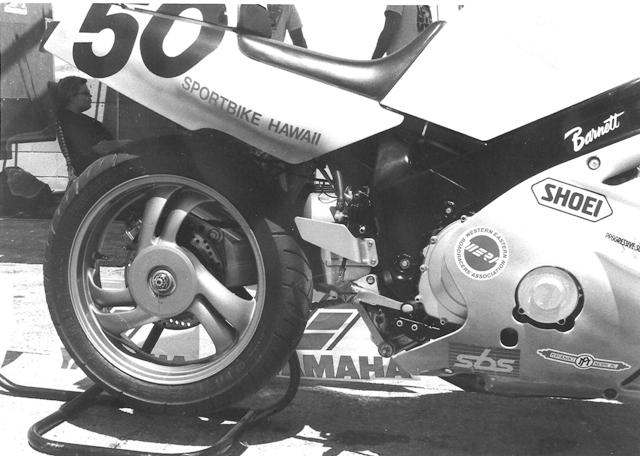Team Hawaii The endurance squad Team Hawaii tried a novel approach to quick tire changes by installing a single-sided swingarm on their early 1990s Yamaha FZR600. The swingarm was from a Honda Hawk. I don’t recall what the team said about how the single-sided arm affected handling on the FZR. (Larry Lawrence photo)
