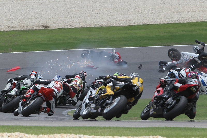 BJN94559-sm Brian J. Nelson captured the crash between LTD Racing Y.E.S Yamaha teammates Tomas Puerta and David Gaviria. (Riles & Nelson photo)