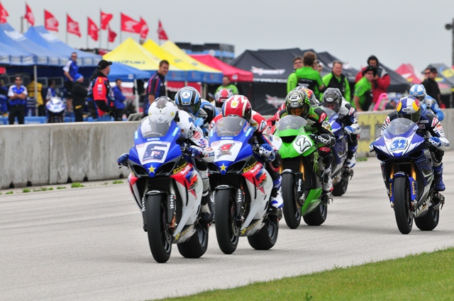 Road America draft 08 Yoshimura Suzuki teammates Mat Mladin (6) and Ben Spies (1) lead a gaggle of Superbike riders that includes Kawasaki’s Jamie Hacking (2) and Yamaha’s Eric Bostrom (32), drafting down Road America’s front straightaway during the 2008 AMA Superbike event in Elkhart Lake, Wisconsin. Mladin captured the win. (Larry Lawrence photo)