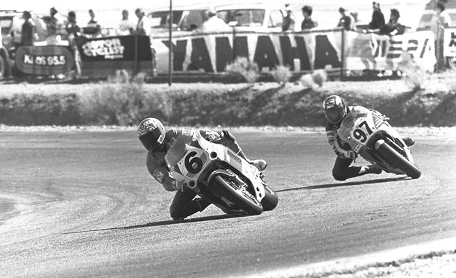 Mike Smith races his Valvoline Suzuki GSXR1100 ahead of Rich Oliver on the Marlboro/Roberts Yamaha TZ250 at the Willow Springs Formula USA race in April of 1990. Smith, who started from the back of the grid after problems in qualifying, finished fifth in the race. Oliver was seventh. Smith went on to win that year’s F-USA Championship. (Larry Lawrence photo)