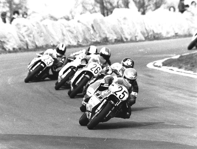 Mamola - Match Race '79 Randy Mamola (No. 25 Yamaha) in the 1979 Anglo-American Match Races, leading 1977 500cc Grand Prix World Champion Barry Sheene, Rich Schlachter (No. 26), Dave Potter and Dale Singleton (No. 23) at Mallory Park. (Jim Greening Collection)