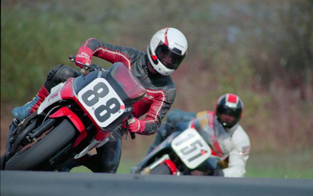 Mike Treadaway, on his No. 88 Yamaha FZ750, comes up over the rise coming out of the last turn at Grattan Raceway. Treadaway is leading Chuck Magnusson, who is riding his No. 151 Suzuki GSXR1100. (Larry Lawrence photo)
