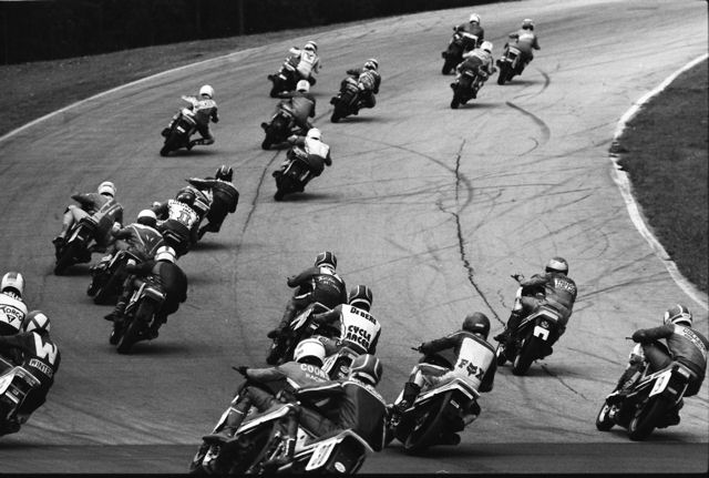 De Bere’s world was crumbling around him the weekend of the Honda Interceptor Finals at Road Atlanta. The weekend went from bad to worse. Not only was he having a rough go at learning a new track, but he received terrible news from home while at the event. Here De Bere (lower middle of photo) is mired in the pack as the riders head to turn two at Road Atlanta for the start of the Interceptor final. This would prove to be the last race for De Bere. (Larry Lawrence photo)