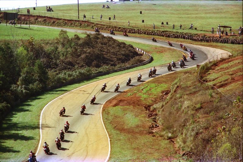 GNF '85 A huge number of racers run up the hill into turn five at Road Atlanta during the 1985 WERA Grand National Finals. (Greg Sickmeier Collection)