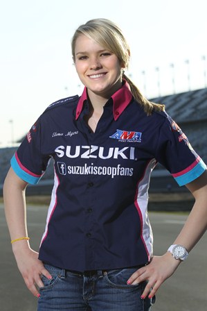 Elena Myers has signed a contract renewal with Team Hammer, Inc. that will see her compete for the 2012 AMA Pro SuperSport title with title sponsorship from American Suzuki’s SuzukiScoopFans page on Facebook and from SportbikeTrackGear.com.??