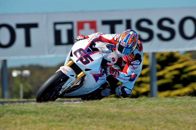 SBK_Fri_Rea-sm Jonathan Rea pulled off the surprise of the day in first qualifying at Phillip Island as the Honda World Superbike man put in the only sub-1m32s lap in the last couple of minutes to head the field.