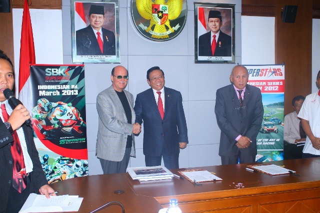 SBK_Sentul-sm Maurizio Flammini, President of Infront Motor Sports, signed a contract on February 15 to bring back the FIM Superbike World Championship to Indonesia, after a gap of 15 years, for five years starting in 2013.
