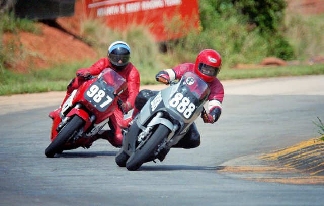 Mark Betourne (No. 888) and Glenn Cooper (No. 987) battle coming up through Road Atlanta’s turn five in a WERA C Production Novice race in August of 1985. Cooper got the better of this battle. (Larry Lawrence photo)