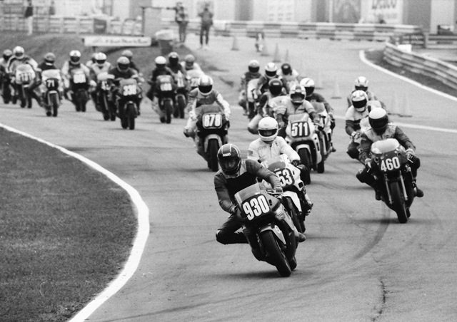 Seferian, Scott - GNF ' 89 Scott Seferian (No. 930) leads the pack into Road Atlanta’s turn one during the C Superbike Novice final at the 1989 WERA Grand National Final. (Larry Lawrence photo)