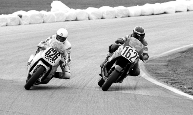 Team Suzuki Sweden’s Anders Andersson (No. 626) attempts to go around the outside of Palmetto Kawasaki’s Kevin Blais during the 1987 Daytona 200 by Arai. (Larry Lawrence photo)