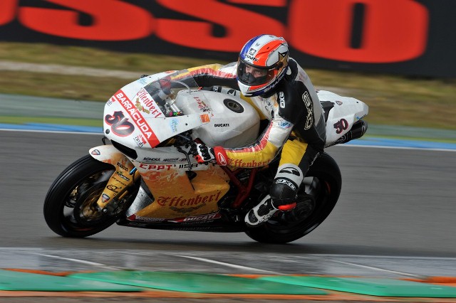 Sylvain Guintoli (Ducati Effenbert Liberty Racing) set the quickest time in this afternoon’s first qualifying session at Assen, which was finally conditioned by bad weather.
