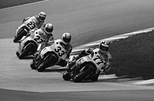 Chin - Mid-O '90 Floridians Mark Chin (No. 77) and Michael Barnes (No. 33), both on Yamaha OW01s, head a group of riders in the Mid-Ohio AMA Superbike event in August of 1990. (Larry Lawrence photo)