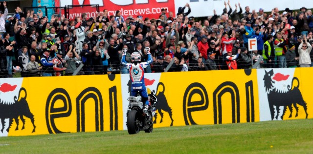 Donington_Melandri_finish-sm A truly historic 1-2 for BMW saw Marco Melandri win the opening race with his team-mate Leon Haslam only 0.728 seconds behind.