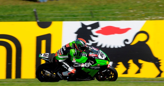 Donington_Sykes_action-sm Tom Sykes (Kawasaki Racing Team) went over 0.3 seconds faster than the existing track best in the third Superpole run, with a 1 minute 27.716 second lap that gave him his fourth Tissot-Superpole win of 2012.