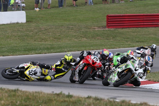 OHIOsatLTD07-sm Huntley Nash (No. 75) barely escaped being taken out by Joey Pascarella. (Brian J. Nelson photo)