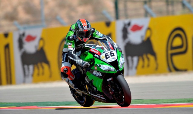 Saturday_Sykes_action-b-sm Tom Sykes (Kawasaki Racing Team) blasted the previous track best at MotorLand Aragon to record a time of 1 minute 56.552 seconds in Tissot-Superpole, earning his sixth pole position of the season.
