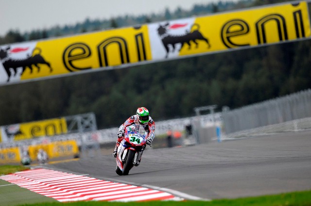 Friday_Giugliano_action-sm The Althea Racing Ducati pairing of Davide Giugliano and Carlos Checa led the field in the eni FIM Superbike World Championship first qualifying session at Moscow Raceway with Giugliano setting the best lap.