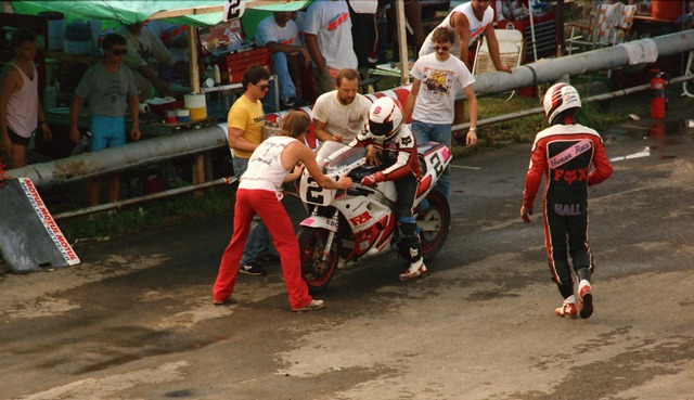 The Human Race Team’s Ben Martinez brings the HRT Yamaha FZR1000 into the pits for a stop during the 1987 Nelson Ledges 24 Hour WERA National Endurance Race. Fellow rider Kurt Hall readies to take over the bike. The Humans won the race. (Greg Sickmeier photo)