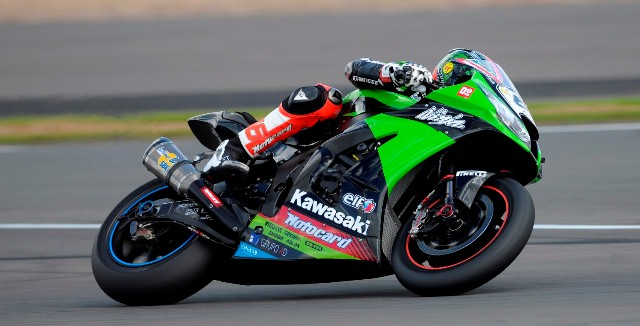 Tom Sykes (Kawasaki Racing Team) posted the fastest lap of the first qualifying session at Silverstone in 2 minutes 06.115 seconds.